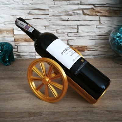 Garrafas de vinho Porto em suporte dourado em forma de roda