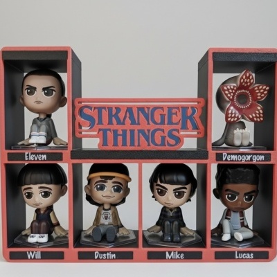 Figuras colecionáveis Stranger Things em caixas vermelhas e pretas com os personagens Eleven, Demogorgon, Will, Dustin, Mike e Lucas.