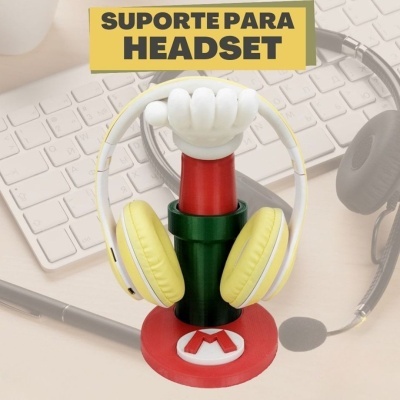 Suporte para headset vermelho e verde com luva branca e símbolo M, com headphones amarelos pendurados