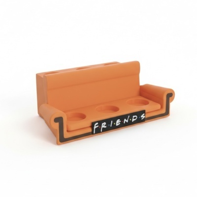 Miniatura de sofá laranja com texto FRIENDS na frente sobre fundo branco