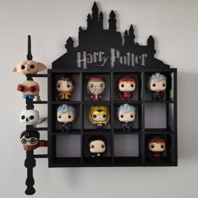 Expositor de figuras Funko Pop de Harry Potter em forma de castelo preto na parede branca