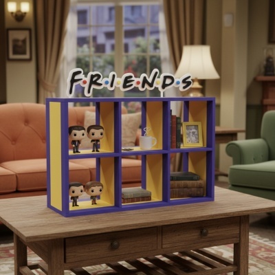 Estante azul e amarelo com figuras Funko Pop e texto FRIENDS