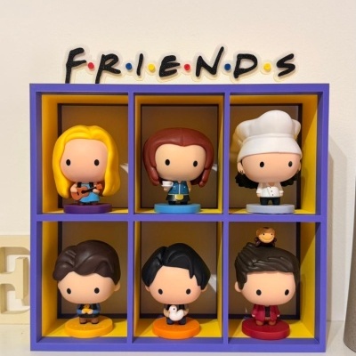 Mini figuras da série Friends em estante roxa com interior amarelo