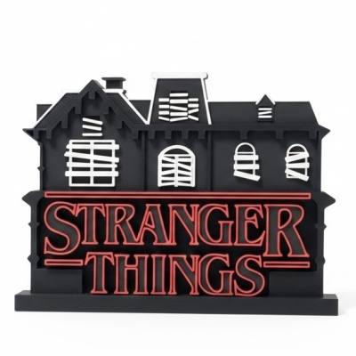 Objeto decorativo de casa preta com texto vermelho Stranger Things
