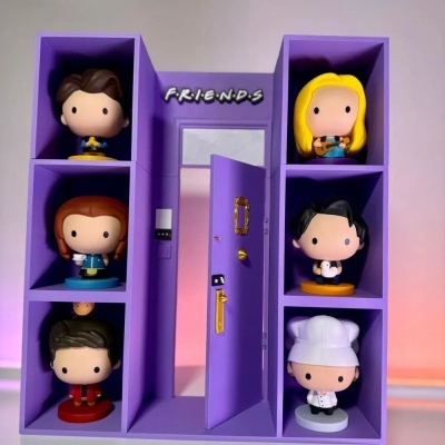 Conjunto de figuras Funko Pop da série FRIENDS em suporte roxo com porta central aberta