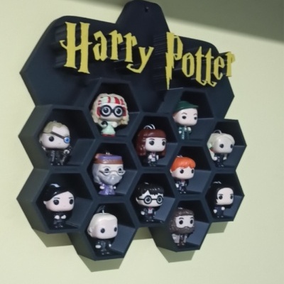 Expositor de parede preto com figuras Funko Pop Harry Potter