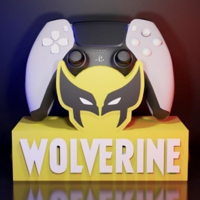 Comando PlayStation 5 com máscara do Wolverine e base amarela com texto WOLVERINE
