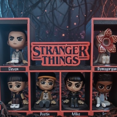 Bonecos colecionáveis de Stranger Things em caixas vermelhas e pretas com personagens Eleven, Demogorgon, Dustin, Mike e Lucas