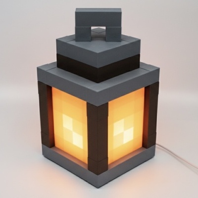 Lanterna quadrada iluminada em cinza e laranja com design pixelizado