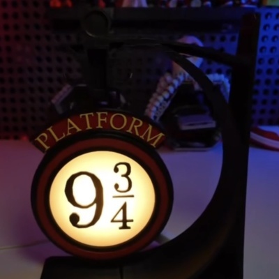 Luminária redonda decorativa com texto PLATFORMA e número 9 3/4 iluminada