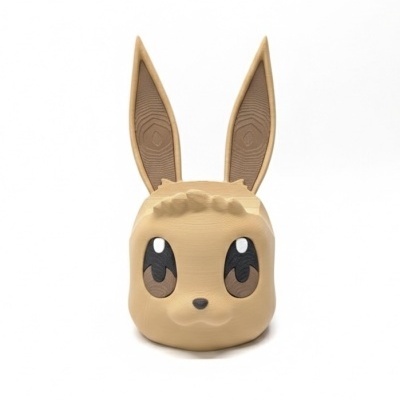 Máscara castanha com olhos grandes e orelhas altas em fundo branco