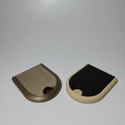 Duas caixas retangulares arredondadas em plástico, uma dourada e outra creme com tampa preta.