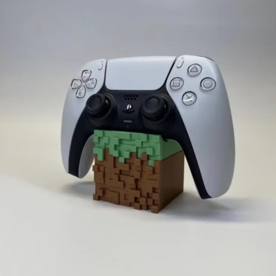 Comando PlayStation 5 sobre base em cubo pixelizado de terra e relva