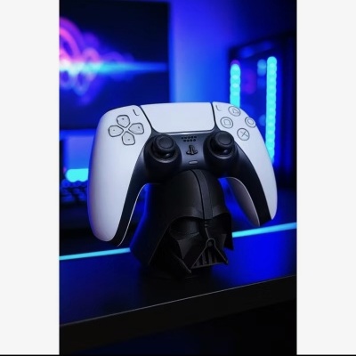 Comando PlayStation branco e preto sobre base preta em forma de capacete de Darth Vader