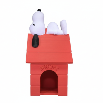 Casinha vermelha com Snoopy a descansar no telhado