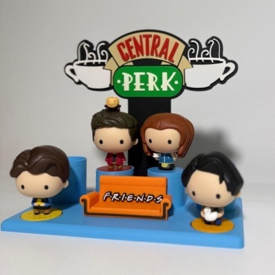 Figuras Funko Pop dos personagens da série Friends com base e decoração Central Perk.