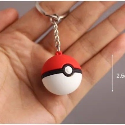 Chaveiro de Pokébola vermelho e branco com corrente