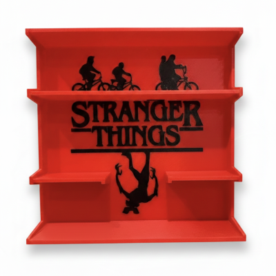 Estante vermelha com design Stranger Things e silhuetas de crianças em bicicletas.