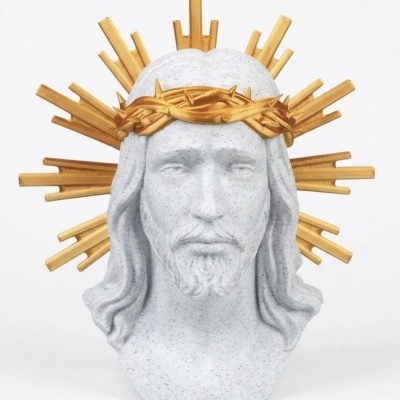 Busto decorativo de Jesus Cristo com coroa de espinhos dourada e raios dourados.