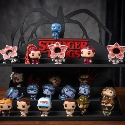 Expositor preto com figuras Funko Pop da série Stranger Things