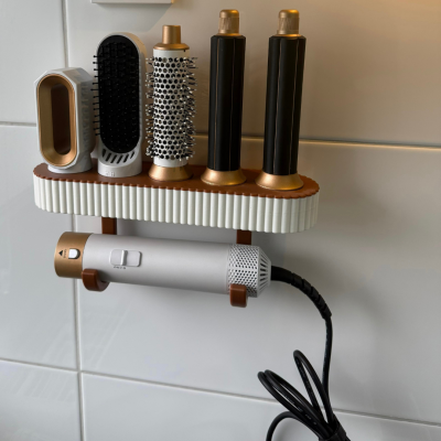 Conjunto de aparelho de styling para cabelo com acessórios em suporte na parede