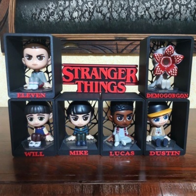 Figuras colecionáveis da série Stranger Things com nomes em caixas pretas
