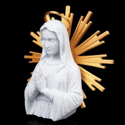 Escultura da Virgem Maria branca com halo e raios dourados no fundo preto