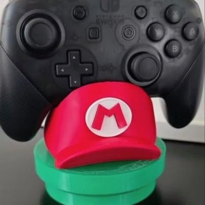 Comando Nintendo Switch preto com boné vermelho decorativo