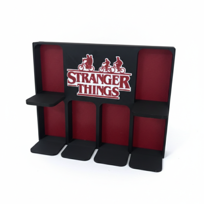 Expositor preto com fundo vermelho e logótipo Stranger Things em branco e vermelho