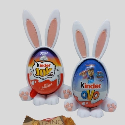 Ovos Kinder com suportes de coelho branco com orelhas e patas rosas