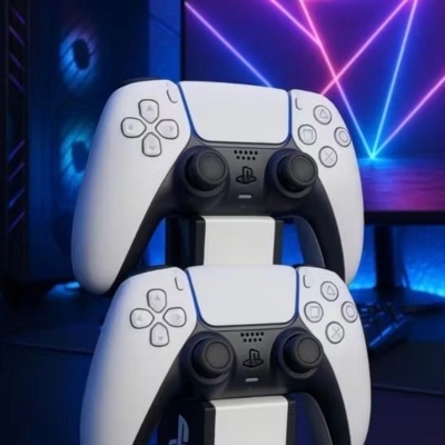 Dois comandos PlayStation 5 DualSense em suporte com luzes de néon azul e rosa ao fundo