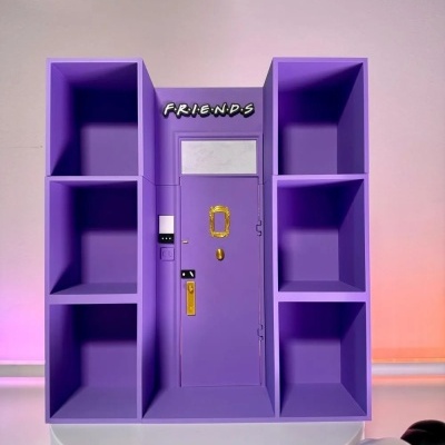 Estante roxa com prateleiras e porta central decorativa com texto FRIENDS em cima