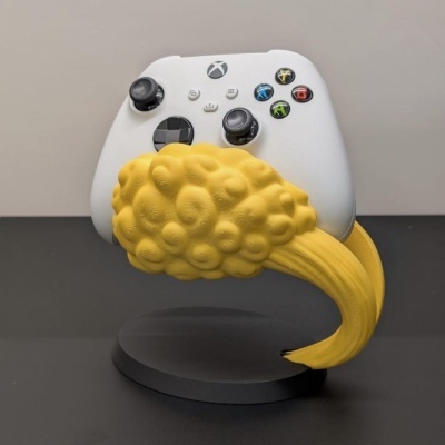 Comando Xbox branco em suporte amarelo com base preta