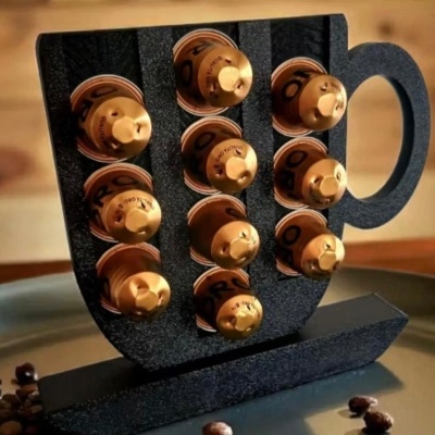 Suporte para cápsulas de café em forma de chávena com cápsulas castanhas
