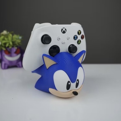 Suporte para comando de vídeo da personagem Sonic azul com comando Xbox branco