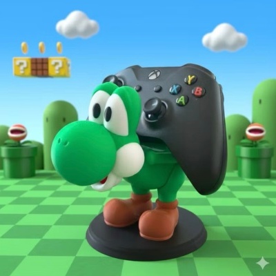 Figurina Yoshi verde a segurar comando Xbox preto com botões coloridos sobre base preta em cenário de jogo Super Mario