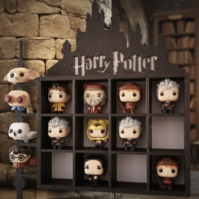 Display preto em forma de castelo com figuras Funko Pop de Harry Potter em biblioteca antiga