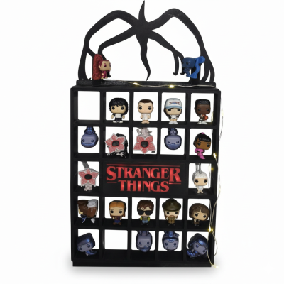 Expositor preto com mini figuras Funko Pop da série Stranger Things e texto STRANGER THINGS em vermelho