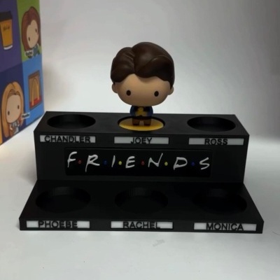 Base preta para figuras Funko Pop da série FRIENDS com figura de Joey.