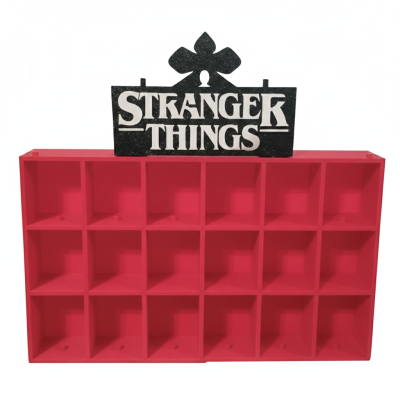 Prateleira vermelha com placa STRANGER THINGS preta e branca em cima