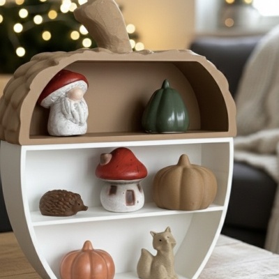 Estante em forma de noz com figuras decorativas de cerâmica em ambiente interior