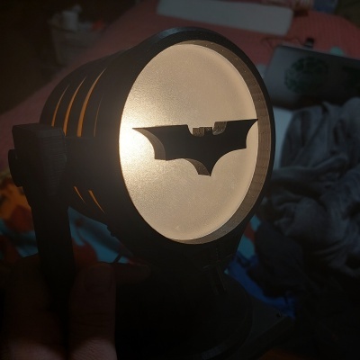 Projetor preto com símbolo do Batman iluminado