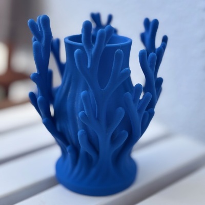 Vaso azul com design de coral em superfície branca
