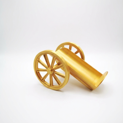 Miniatura de canhão dourado com rodas grandes sobre fundo branco