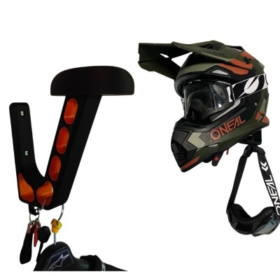 Capacete de motocross ONeal verde, laranja e preto com suporte de parede para capacete e chaves.