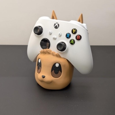 Suporte para comando Xbox com cabeça de animal castanho e comando branco