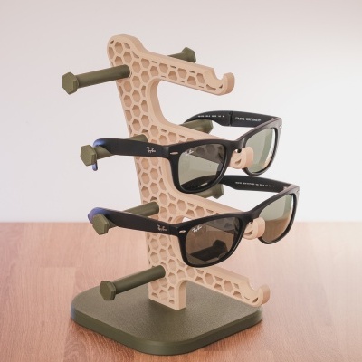 Expositor bege e verde com óculos Ray-Ban pretos com lentes escuras