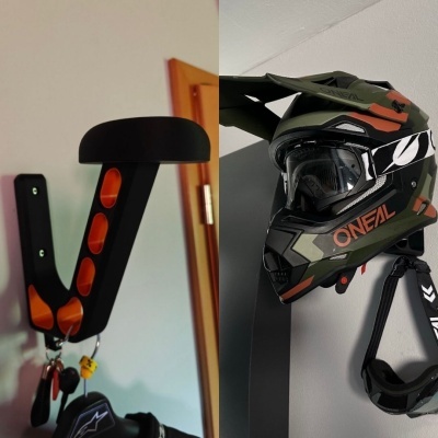 Suporte de parede com capacete ONEAL e óculos de proteção