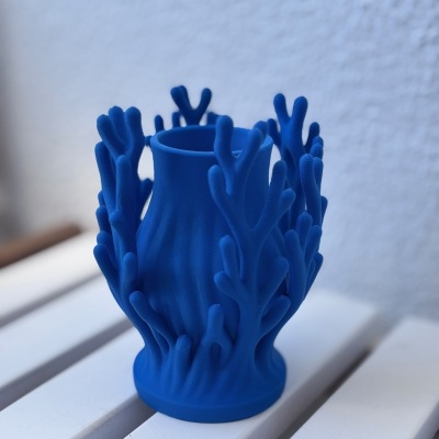 Vaso azul decorativo com ramos ou coral em plástico