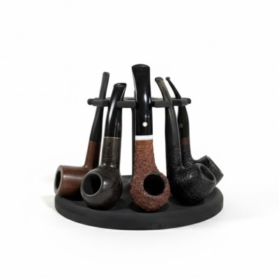 Suporte preto com sete cachimbos de madeira e bocal preto